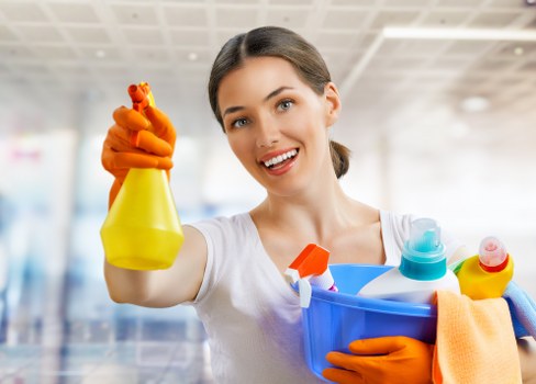 Professional carpet cleaner in Roehampton refreshing a living room carpet